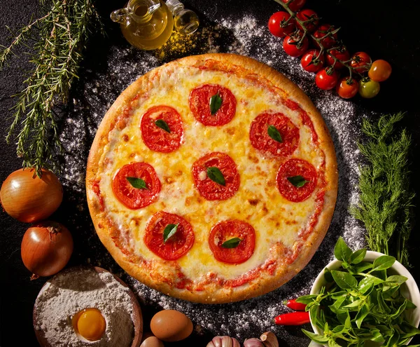 Pizza Margherita Fekete Háttérrel Felülnézetből Pizza Margarita Paradicsommal Bazsalikom Mozzarella — Stock Fotó