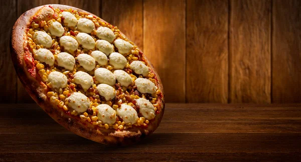 Pizza Mais Und Käse Auf Holz Hintergrund Von Oben Gesehen — Stockfoto