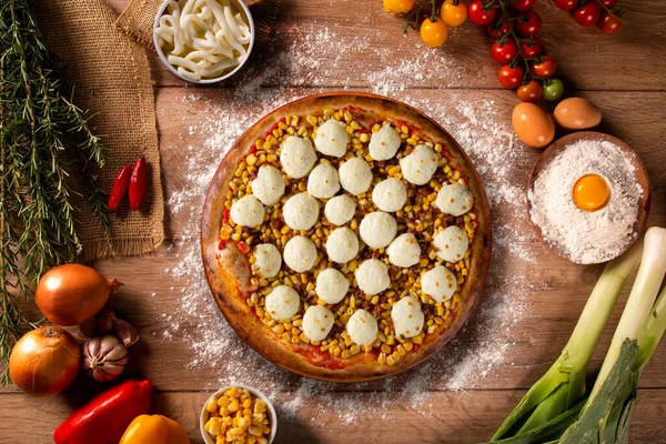 Pizza Maíz Queso Sobre Fondo Madera Vista Superior Cerca Pizza —  Fotos de Stock