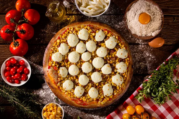 Pizza Maíz Queso Sobre Fondo Madera Vista Superior Cerca Pizza —  Fotos de Stock