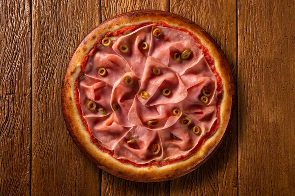 Brasilianische Pizza Mit Mortadella Und Grünen Oliven Draufsicht Auf Holzgrund — Stockfoto