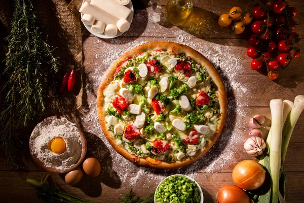 Pizza Con Brócoli Corazón Palma Tomate Seco Vista Superior Cerca —  Fotos de Stock