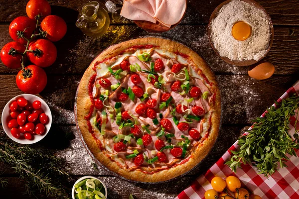 Pizza Pulyka Mell Paradicsom Póréhagyma Háttér Felülnézetből Közelről Hagyományos Brazil — Stock Fotó