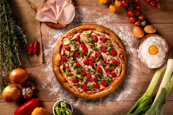 Pizza Pechuga Pavo Tomate Puerro Sobre Fondo Madera Vista Superior —  Fotos de Stock