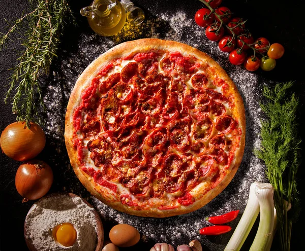 Pizza Pepperoni Sobre Fondo Hormigón Negro Vista Superior Cerca Pizza —  Fotos de Stock