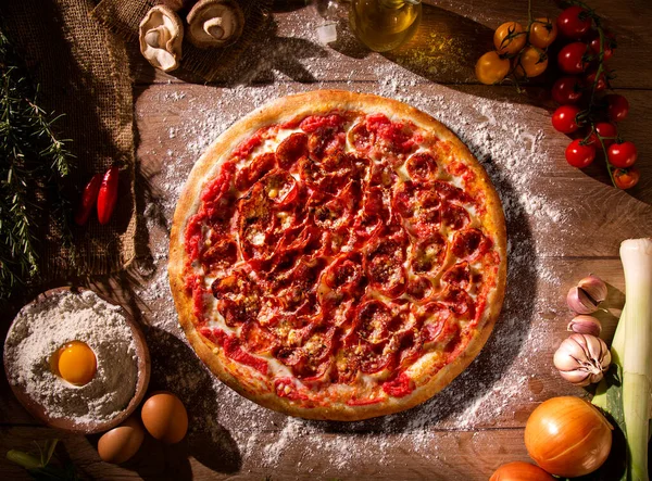 Pizza Pepperoni Sobre Fondo Madera Vista Superior Cerca Pizza Tradicional —  Fotos de Stock
