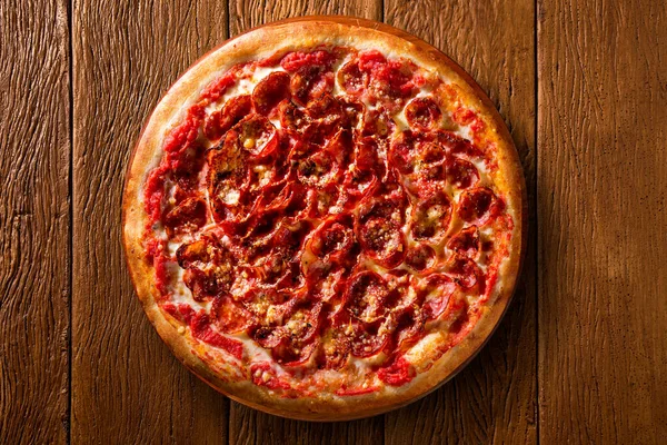 Pizza Pepperoni Fundo Madeira Vista Superior Perto Pizza Brasileira Tradicional — Fotografia de Stock
