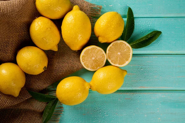 Gelbe Zitronen Auf Grünem Holzhintergrund Stockbild