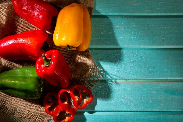 Algunos Pimientos Rojos Verdes Amarillos Sobre Una Superficie Madera Fotos de stock