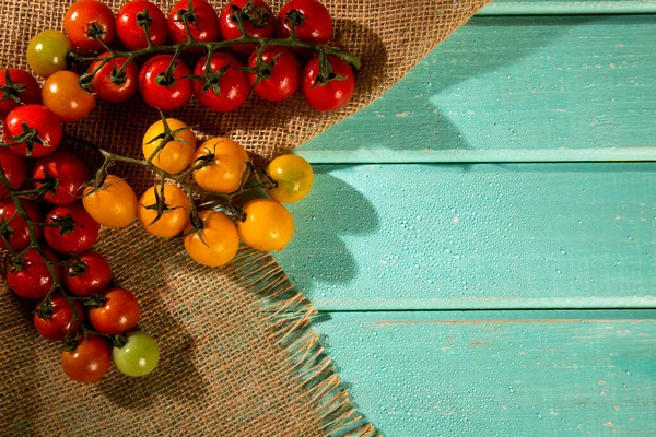 Ντομάτες Σταφύλι Πάνω Από Ένα Ξύλινο Τραπέζι Εικόνα Αρχείου
