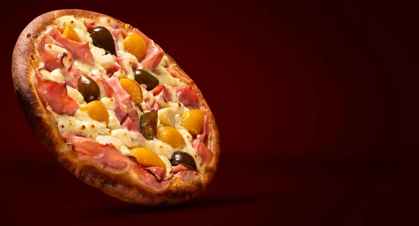 桃の甘いピザ イチジクと赤の背景にパイナップル サイドビュー 閉じます ブラジルの伝統的なピザ ロイヤリティフリーのストック画像