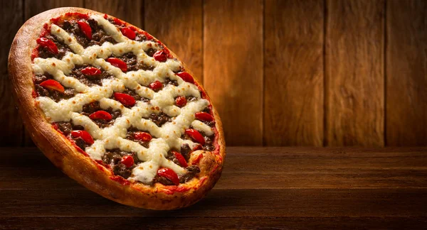 肉とブラジルのピザ トマトとクリームチーズ 赤の背景にサイドビューを閉じます ブラジルの伝統的なピザ ストック画像