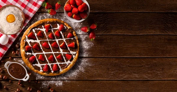 Brasilianische Süße Pizza Mit Haselnusscreme Und Erdbeere Auf Holz Hintergrund Stockbild