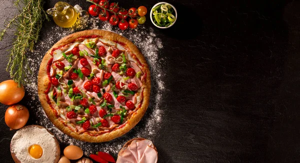 Pizza Truthahnbrust Tomate Und Lauch Auf Holzgrund Von Oben Gesehen lizenzfreie Stockfotos