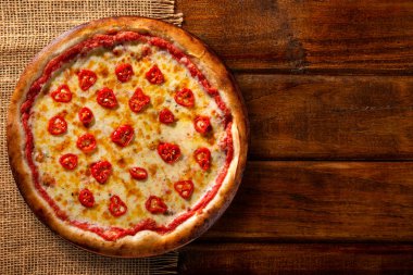 Kırmızı biber ve peynirli pizza. Ahşap arka plan manzaralı, yakın çekim. Geleneksel Brezilya Pizzası.