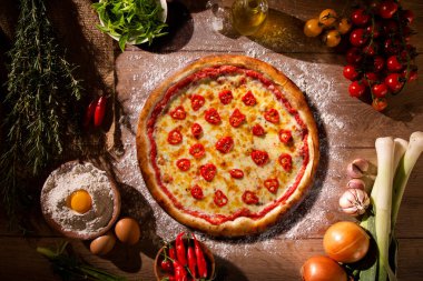 Kırmızı biber ve peynirli pizza. Ahşap arka plan manzaralı, yakın çekim. Geleneksel Brezilya Pizzası.