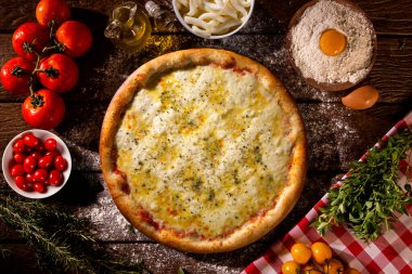 Dört peynirli pizza. Ahşap arka plan manzaralı, yakın çekim. Geleneksel Brezilya Pizzası