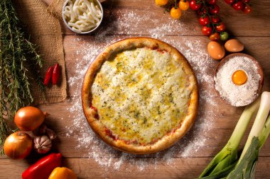 Dört peynirli pizza. Ahşap arka plan manzaralı, yakın çekim. Geleneksel Brezilya Pizzası