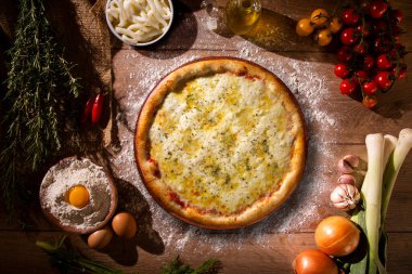 Dört peynirli pizza. Ahşap arka plan manzaralı, yakın çekim. Geleneksel Brezilya Pizzası