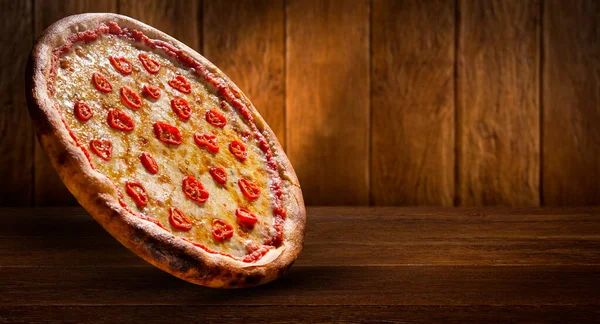 Paprika Und Käse Pizza Seitenansicht Auf Holzhintergrund Nahaufnahme Traditionelle Brasilianische — Stockfoto