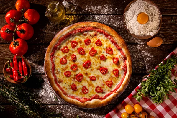 Pimienta Roja Queso Pizza Vista Superior Sobre Fondo Madera Cerca —  Fotos de Stock