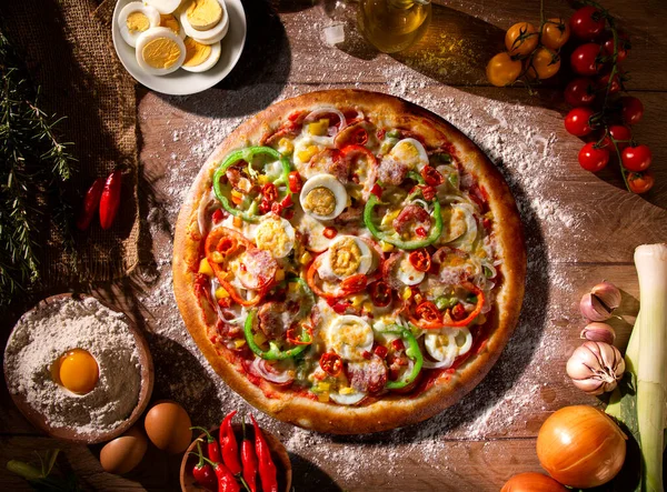 Pizza Pirospaprikával Zöldpaprikával Tojás Pepperónival Top Kilátás Háttér Közelről Hagyományos — Stock Fotó