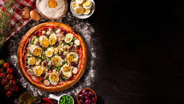 Pizza Tradicional Portuguesa Con Huevo Olivo Palma Guisante Vista Superior —  Fotos de Stock