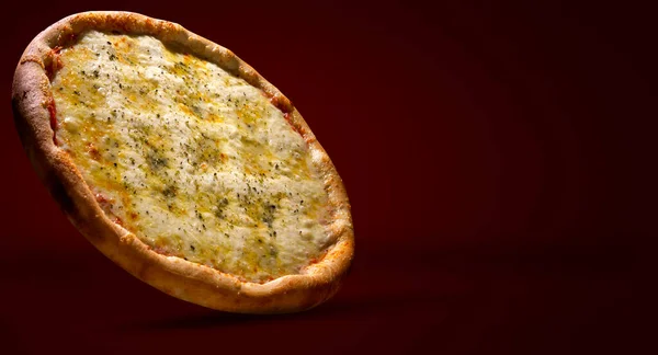 Pizza Vier Käse Vorhanden Seitenansicht Auf Rotem Hintergrund Nahaufnahme Traditionelle — Stockfoto