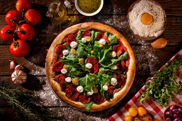 Pizza Brasileña Con Tomate Seco Rúcula Mostaza Vista Superior Sobre —  Fotos de Stock