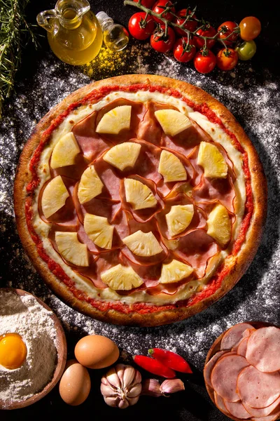 Putenbrust Ananas Und Frischkäse Pizza Draufsicht Auf Holzgrund Nahaufnahme Traditionelle lizenzfreie Stockfotos