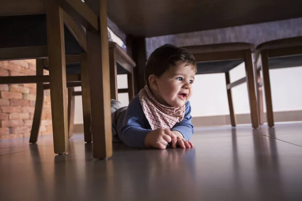 Beau Bebe Garcon Sous La Table Joie Se Cacher Stock Photo Beau Bebe Garcon Sous La Table Joie Se Cacher Stock Photo