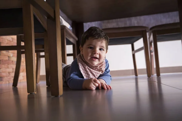 Beau Bebe Garcon Sous La Table Joie Se Cacher Stock Photo