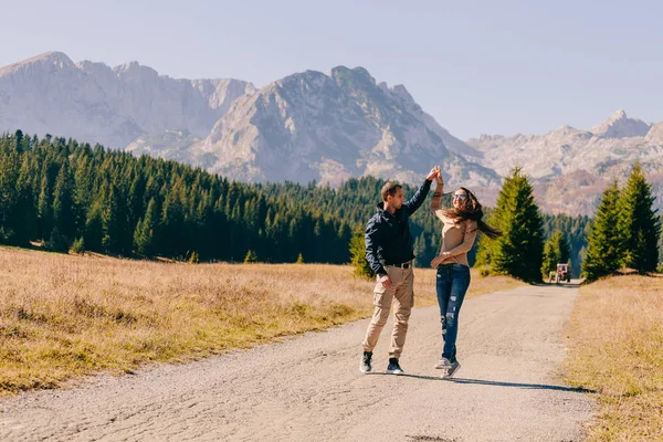 Pasangan Santai Lanskap Musim Gugur Bersenang Senang Pegunungan — Stok Foto
