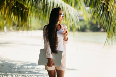 Sahilde çalışma serbest meslek. Uzaktan internet üzerinden dizüstü bilgisayar üzerinde çalışan erkek. Seyahat ederken çalışma. Yaz tatili de Seyşeller.