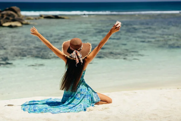 Ευτυχισμένη Γυναίκα Travel Smartphone Στην Παραλία Τροπικές Περιοχές Θηλυκό Ταξίδια — Φωτογραφία Αρχείου