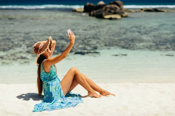 kadının selfie fotoğraf tropik plajda yapması. Blogger seyahat ve smartphone Seyşeller plaj üzerinde kullanın.