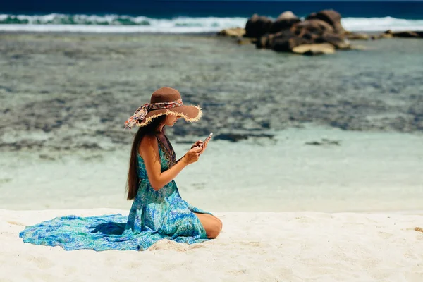 Γυναίκα Blogger Χρησιμοποιώντας Smartphone Στην Παραλία Τροπικές Περιοχές Θηλυκό Ταξίδια — Φωτογραφία Αρχείου