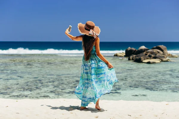 Mulher Feliz Segurando Smartphone Praia Trópicos Feminino Viajar Usar Smartphone — Fotografia de Stock