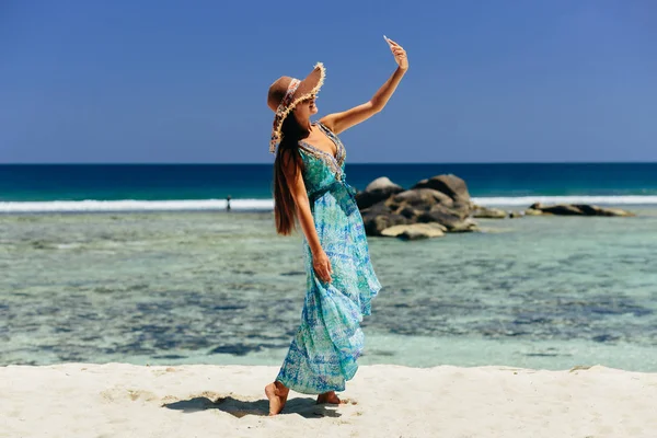 Mujer Feliz Sosteniendo Teléfono Inteligente Playa Los Trópicos Viajes Femeninos —  Fotos de Stock