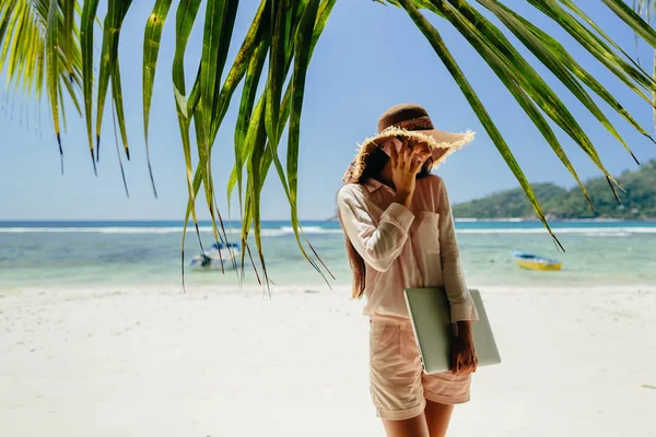 Mujer Hablando Por Teléfono Con Portátil Playa Trabajando Remotamente Mientras —  Fotos de Stock