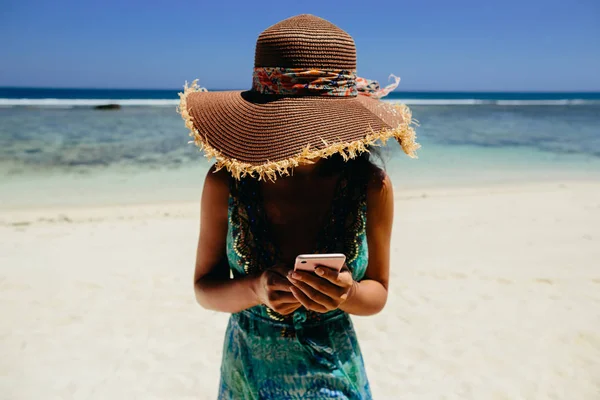 Mujer Usando Smartphone Playa Los Trópicos Viajes Femeninos Uso Smartphone —  Fotos de Stock
