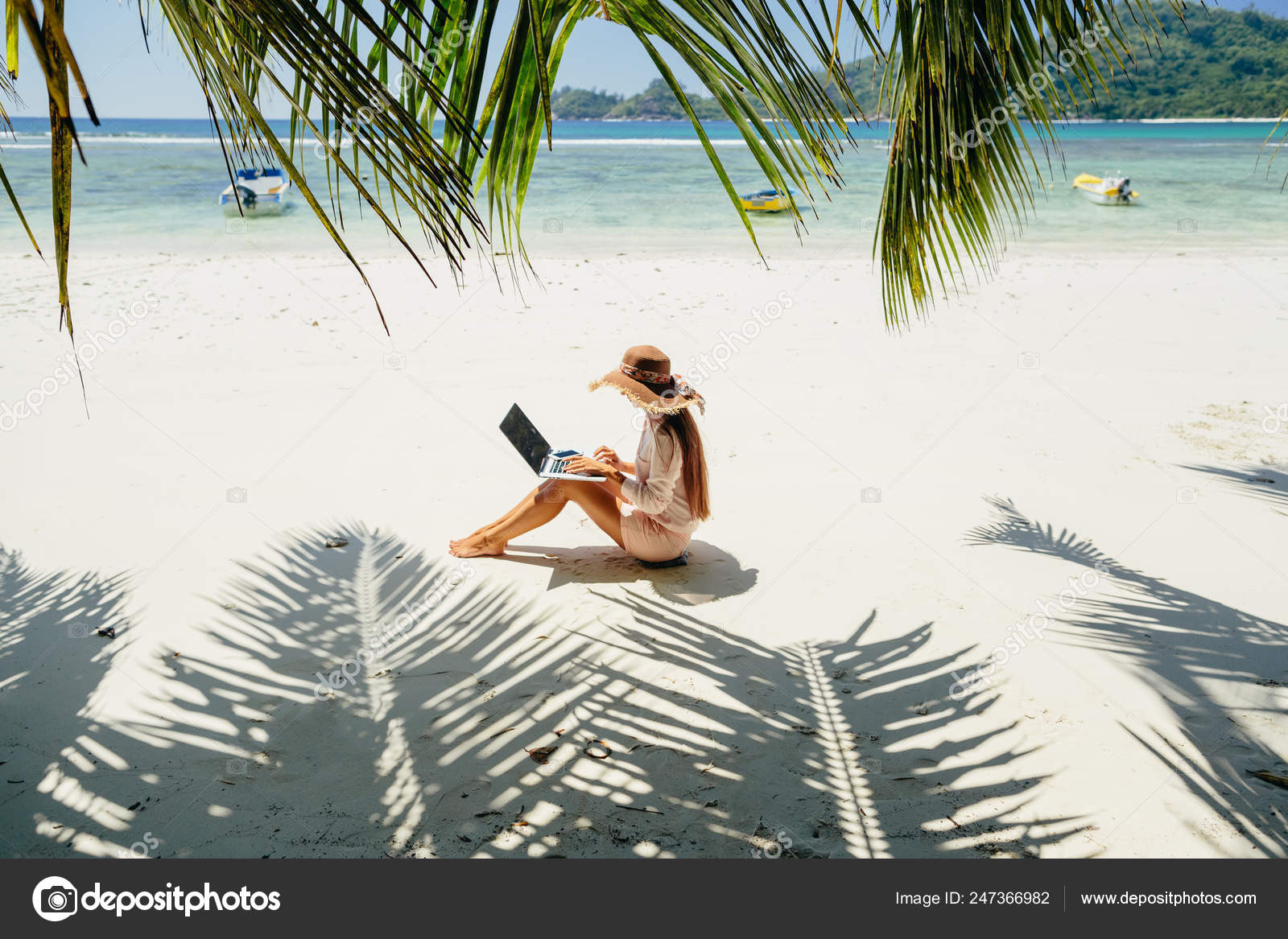 Freelancer Mulher Praia Trabalhando Remotamente Computador ...