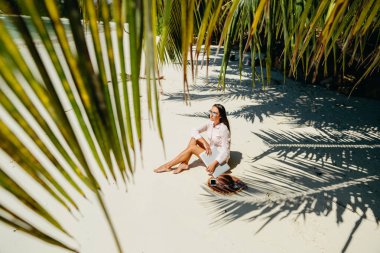 kadın seyahat ve tropik sahilde, uzaktan çalışma. Seyahat ederken çalışma. Yaz tatili de Seyşeller.