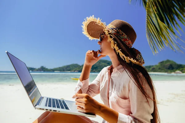Freelancer Mulher Praia Trópicos Trabalhando Remotamente Computador Portátil Através Internet — Fotografia de Stock