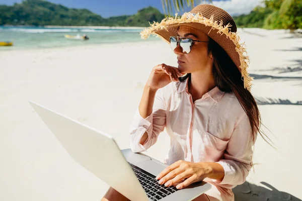 Freelancer Mulher Praia Trópicos Trabalhando Remotamente Computador Portátil Através Internet — Fotografia de Stock