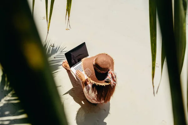 Mujer Freelancer Playa Trabajando Remotamente Ordenador Portátil Través Internet Trabajando — Foto de Stock
