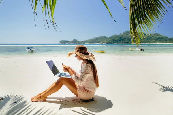 Γυναίκα Freelancer Στην Παραλία Εργάζονται Αποστάσεως Στο Φορητό Υπολογιστή Μέσω — Φωτογραφία Αρχείου