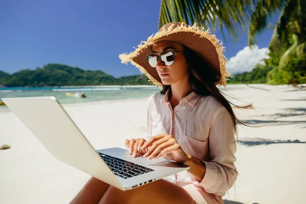 Γυναίκα Freelancer Στην Παραλία Εργάζονται Αποστάσεως Στο Φορητό Υπολογιστή Μέσω — Φωτογραφία Αρχείου