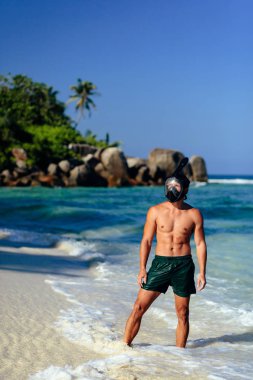 adam şnorkel maskesi ile plajda dinlenmek