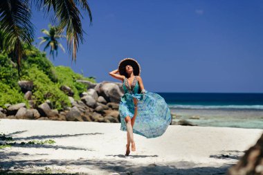 seksi kadın tropikal plajda dinlenmek